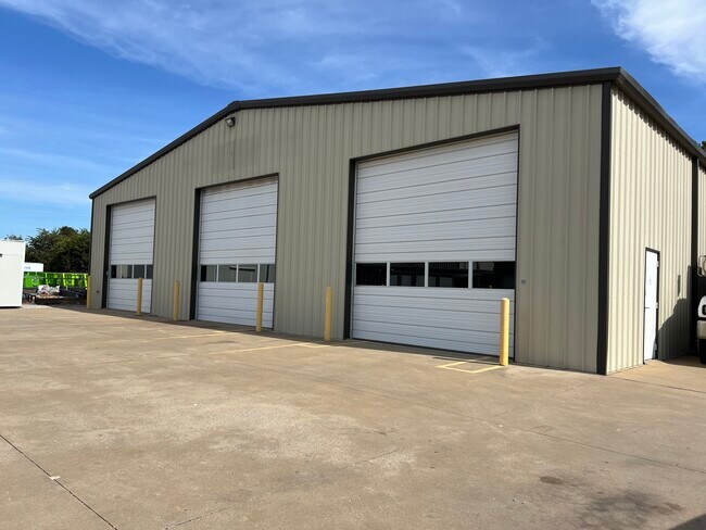 Plus de détails pour 511 N Elm St, Jenks, OK - Industriel à louer