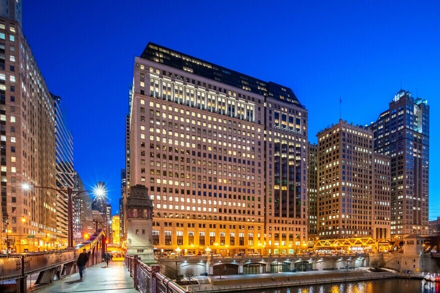 222 N LaSalle St, Chicago, IL à louer - Photo du bâtiment - Image 3 de 5