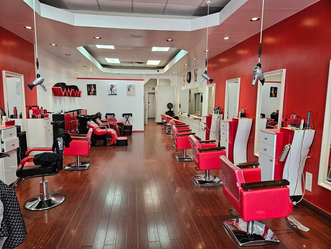 1079-1083 Willis Ave, Albertson, NY for lease Primary Photo- Image 1 of 22