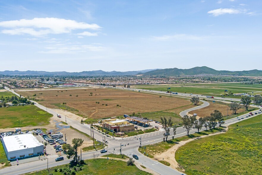 Ethanac Rd & I-215 Fwy, Perris, CA à vendre - Photo du bâtiment - Image 3 de 7