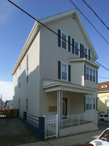 141 Hunter St, Fall River, MA à vendre - Photo du bâtiment - Image 2 de 3