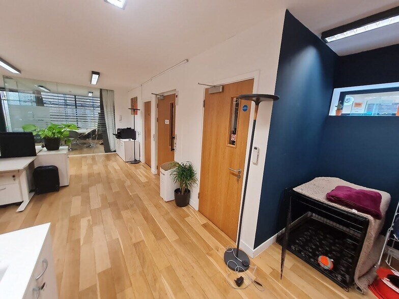 Pooley Dr, Londres à louer - Photo du bâtiment - Image 3 de 6