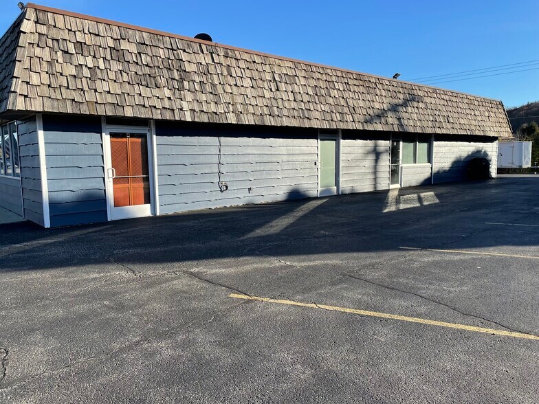 2410 Milwaukee St, Delafield, WI à louer - Photo du bâtiment - Image 3 de 17