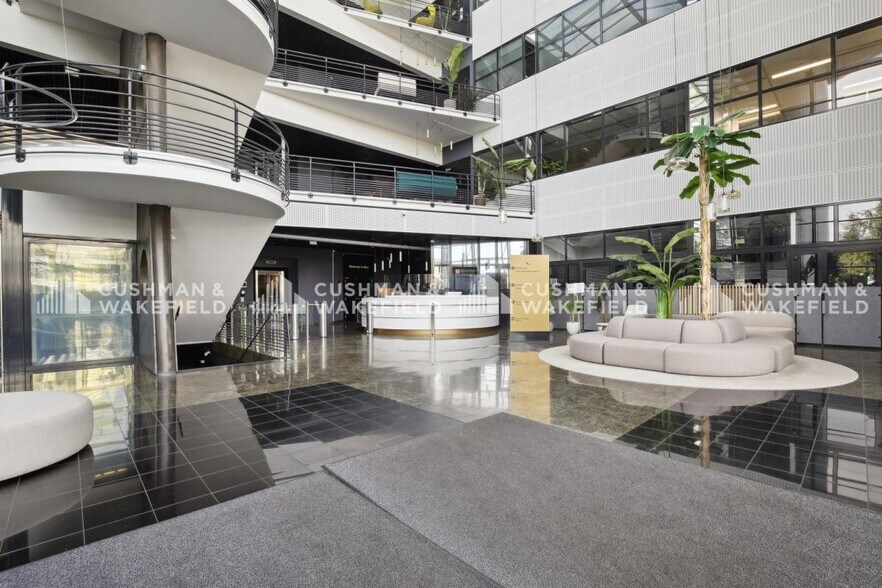 1 Rue Arnold Schoenberg, Guyancourt for lease - Lobby - Image 3 of 11