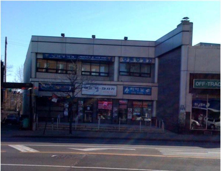 16112 Northern Blvd, Flushing, NY à louer - Photo du bâtiment - Image 2 de 2