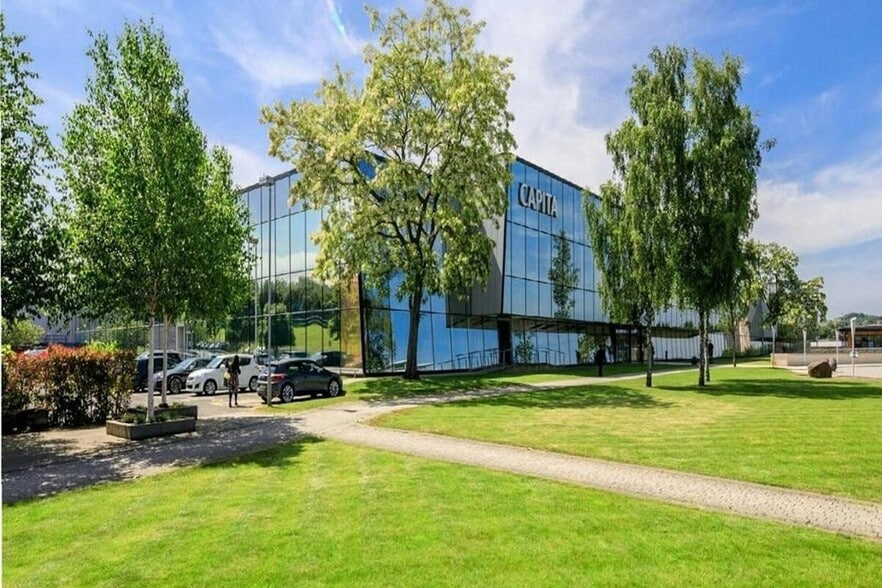 2 Millshaw Park Ln, Leeds à louer - Photo du bâtiment - Image 2 de 7