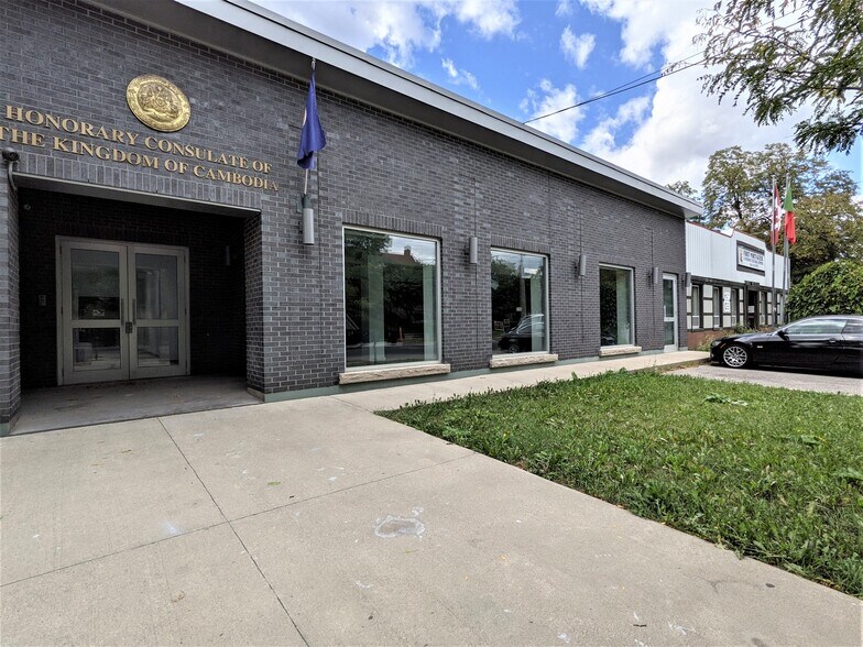 60 Caledonia Rd, Toronto, ON à vendre - Photo du bâtiment - Image 2 de 8