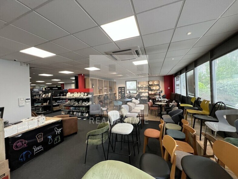 Retail in Limonest for lease - Interior Photo - Image 3 of 13