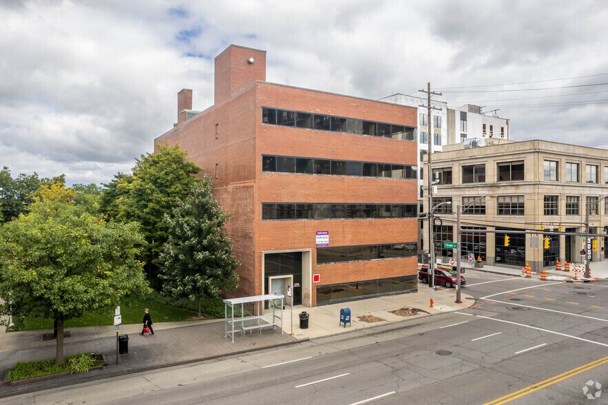 350 E Broad St, Columbus, OH à vendre - Photo du bâtiment - Image 2 de 16