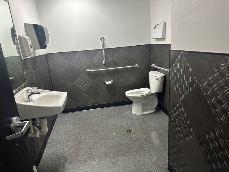 11292 Jefferson Ave, Newport News, VA à louer - Photo du bâtiment - Image 3 de 8