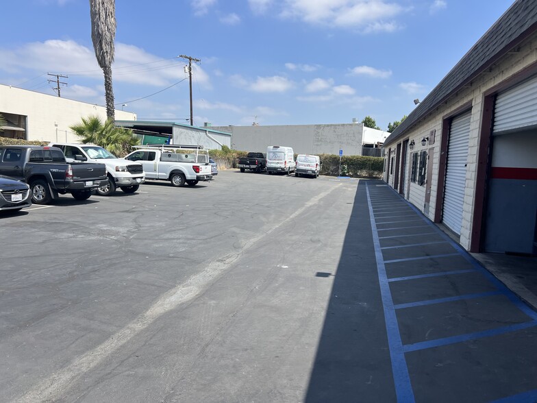 1117-1127 W Alvarez Ave, Orange, CA for lease - Building Photo - Image 3 of 4