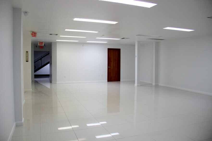 3030-3050 NW 82nd Ave, Miami, FL à vendre - Photo du bâtiment - Image 2 de 24