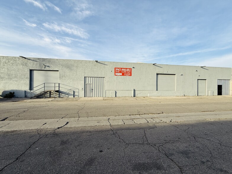 831 E 61st St, Los Angeles, CA for lease - Building Photo - Image 1 of 5