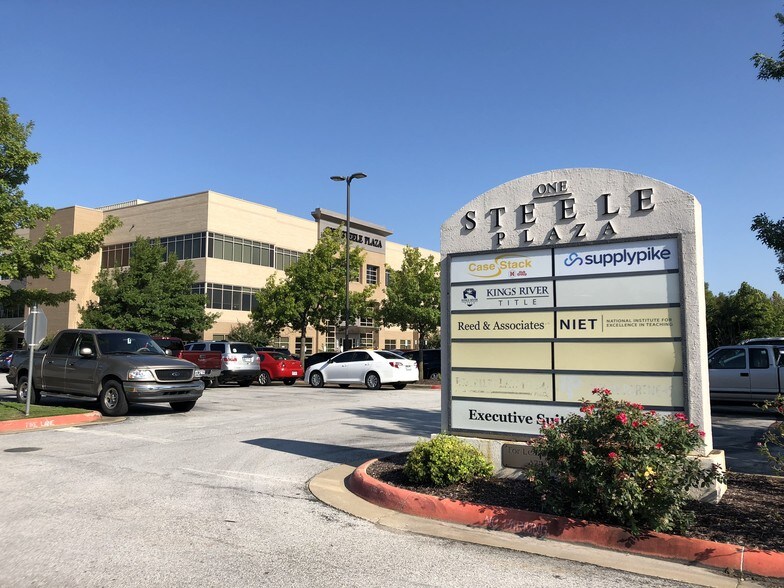 3739 N Steele Blvd, Fayetteville, AR à louer - Photo du bâtiment - Image 2 de 3