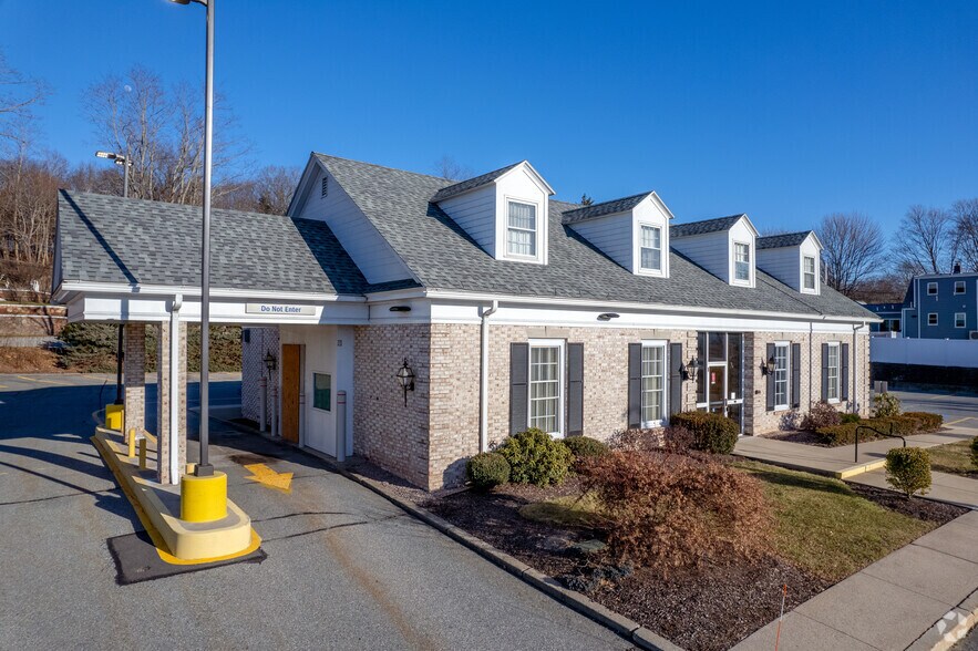 1975 Mendon Rd, Cumberland, RI à vendre - Photo du bâtiment - Image 3 de 9