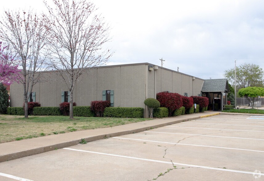 2110-2120 S Broadway, Edmond, OK à louer - Photo du bâtiment - Image 2 de 19