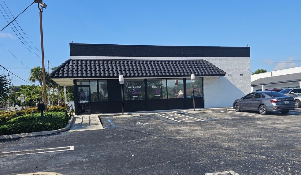 700 W Boynton Beach Blvd, Boynton Beach, FL à louer - Photo du bâtiment - Image 1 de 23