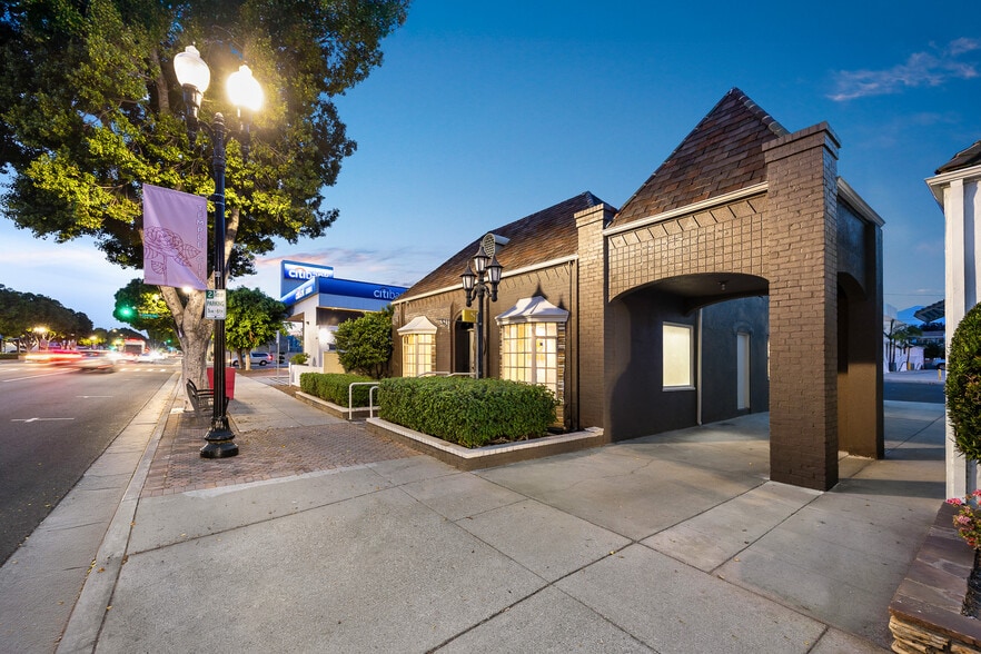 9511 Las Tunas Dr, Temple City, CA à vendre - Photo du bâtiment - Image 2 de 55