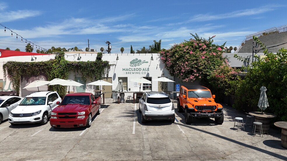 14741-14743 Calvert St, Van Nuys, CA for sale - Building Photo - Image 1 of 6