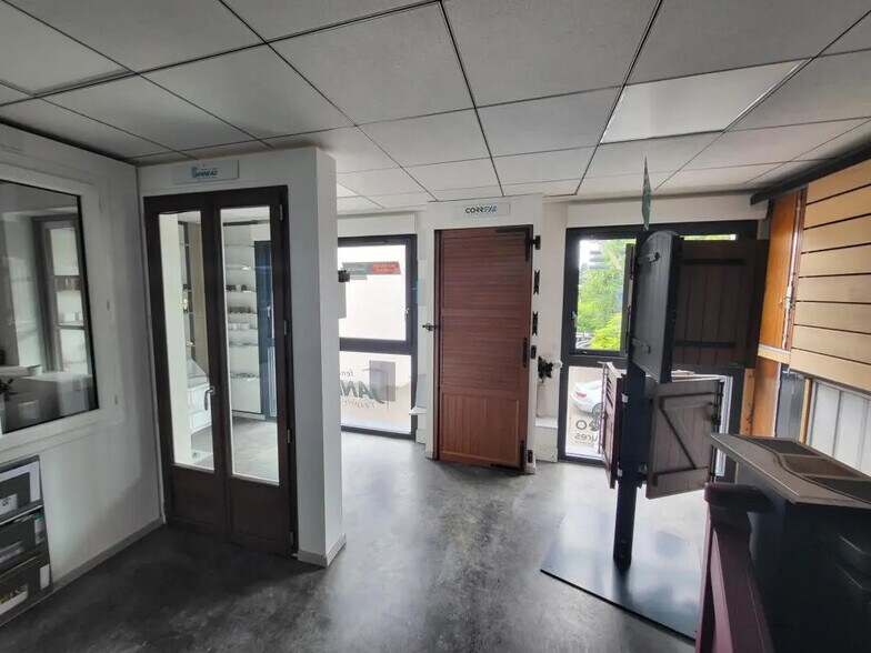 Office in Saint-Laurent-de-Mure for lease - Interior Photo - Image 2 of 4