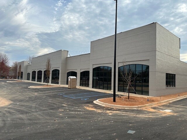 1140 E Butler Rd, Greenville, SC à louer - Photo du bâtiment - Image 2 de 7