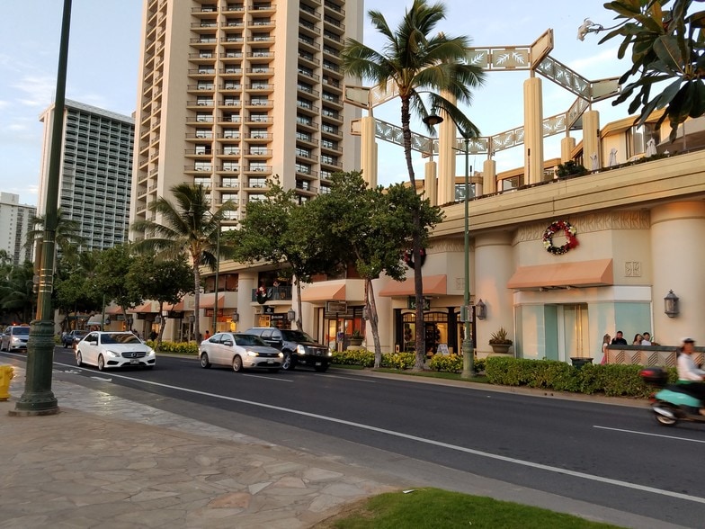 2424 Kalakaua Ave, Honolulu, HI à louer - Photo du bâtiment - Image 2 de 9