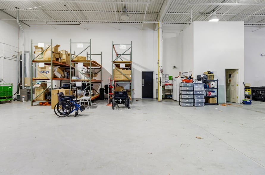 23370 Commerce Dr, Farmington Hills, MI for lease - Interior Photo - Image 3 of 17