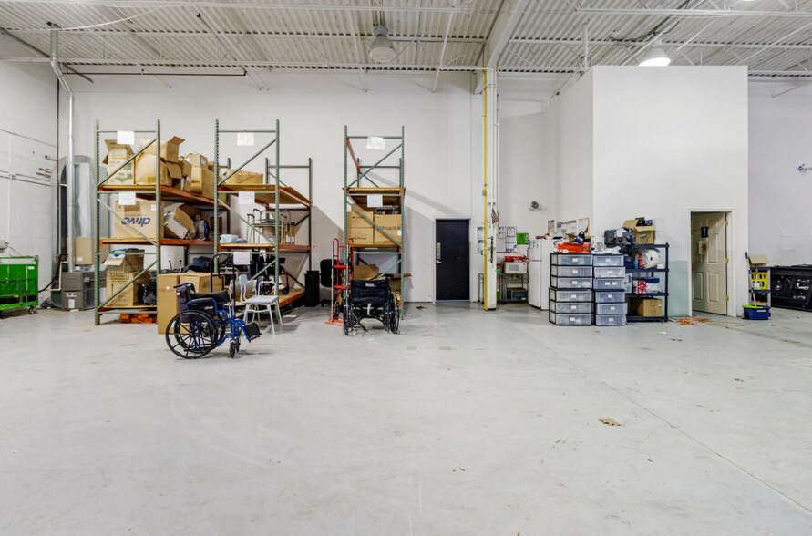 23370 Commerce Dr, Farmington Hills, MI à louer - Photo intérieure - Image 3 de 17