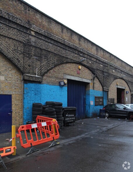 Bohemia Pl, Londres à louer - Photo du bâtiment - Image 3 de 4