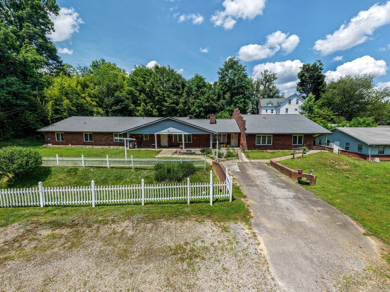 84 Chestnut Park Dr, Waynesville, NC for sale - Primary Photo - Image 1 of 37