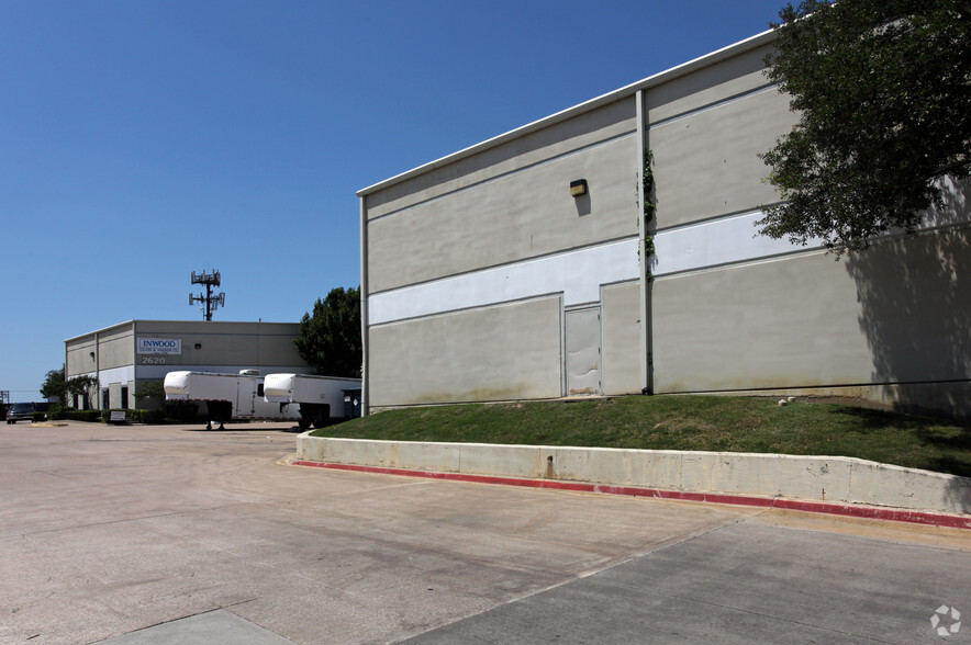 2616-2626 Willowbrook Rd, Dallas, TX for lease - Building Photo - Image 2 of 2