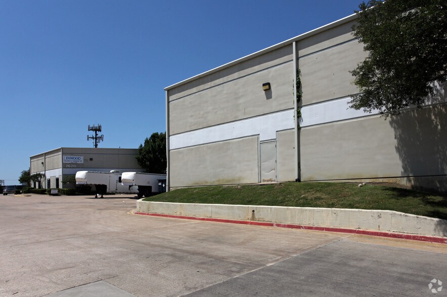 2616-2626 Willowbrook Rd, Dallas, TX à louer - Photo du bâtiment - Image 2 de 2