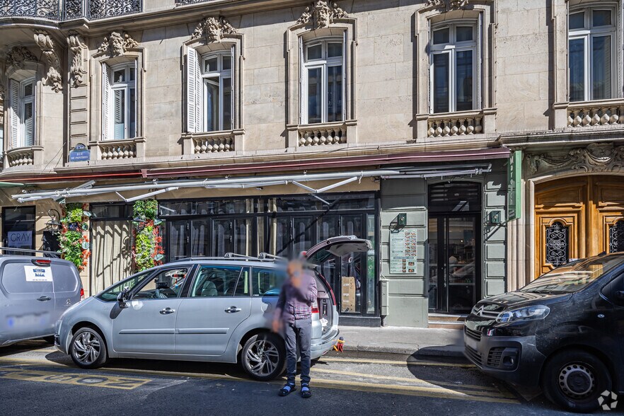 54 Rue De Ponthieu, Paris à louer - Photo du bâtiment - Image 3 de 6