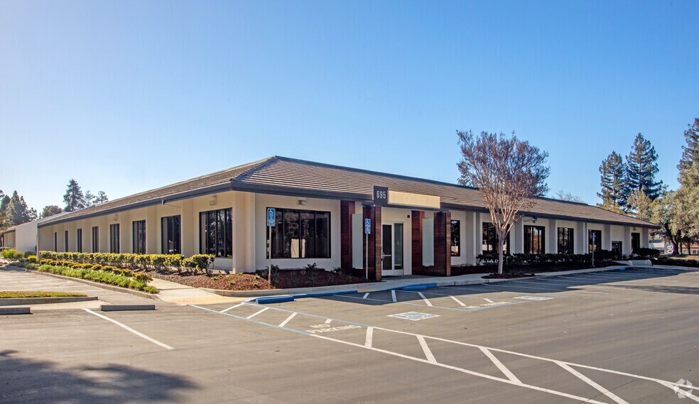 611-617 River Oaks Pky, San Jose, CA for lease - Building Photo - Image 2 of 14
