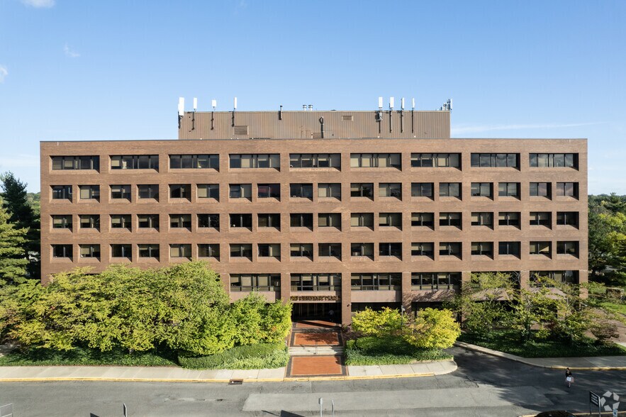 1 University Plz, Hackensack, NJ à louer - Photo du bâtiment - Image 3 de 5