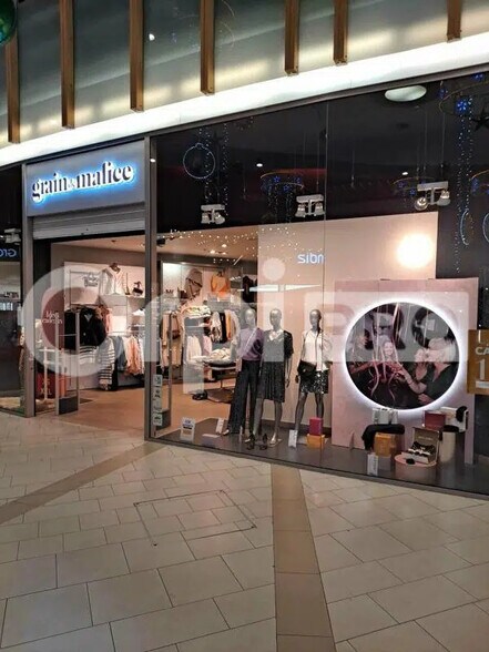 Commerce de détail dans Reims à louer - Photo du bâtiment - Image 2 de 2