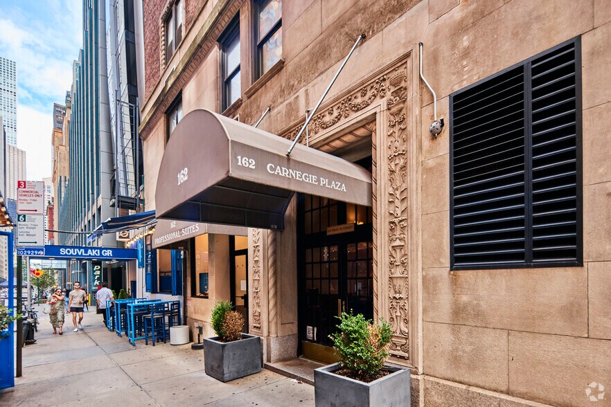 162 W 56th St, New York, NY à vendre - Photo du bâtiment - Image 2 de 4