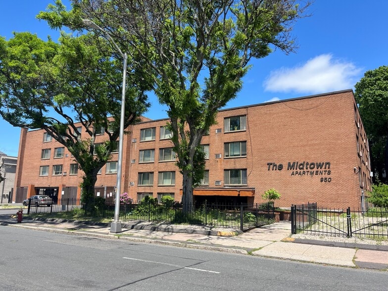 The Executive Portfolio portefeuille de 3 propriétés à vendre sur LoopNet.ca - Photo du bâtiment - Image 2 de 10