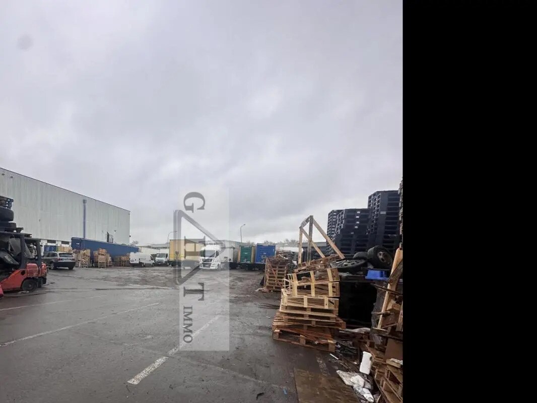 Industrial in Orly for lease Building Photo- Image 1 of 6