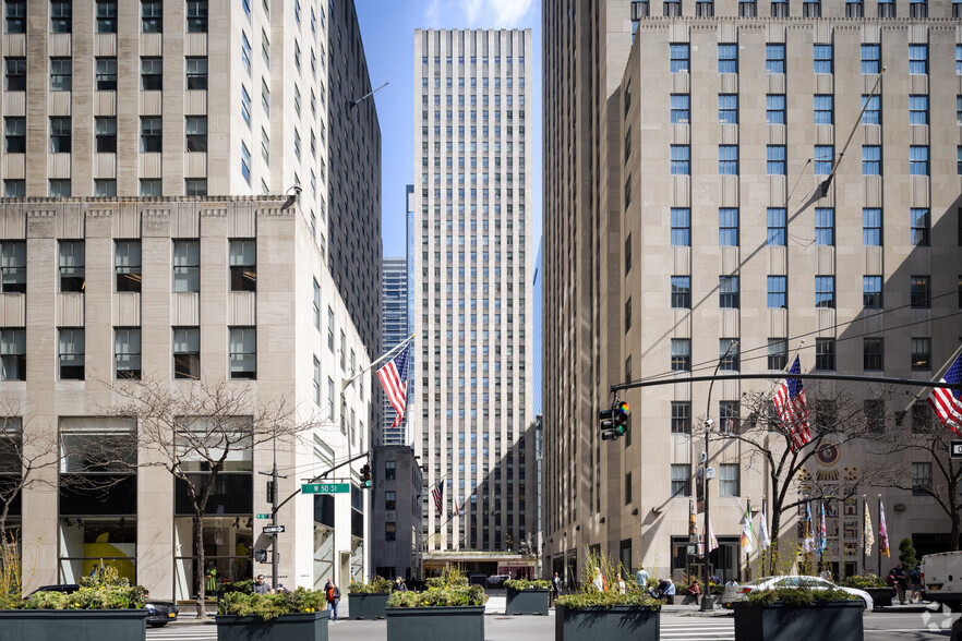 75 Rockefeller Plaza, New York, NY à louer - Photo du bâtiment - Image 1 de 17