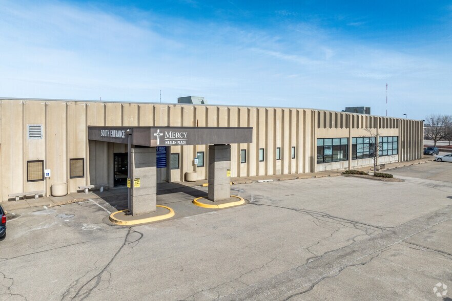 5264 Council St NE, Cedar Rapids, IA à louer - Photo du bâtiment - Image 3 de 5