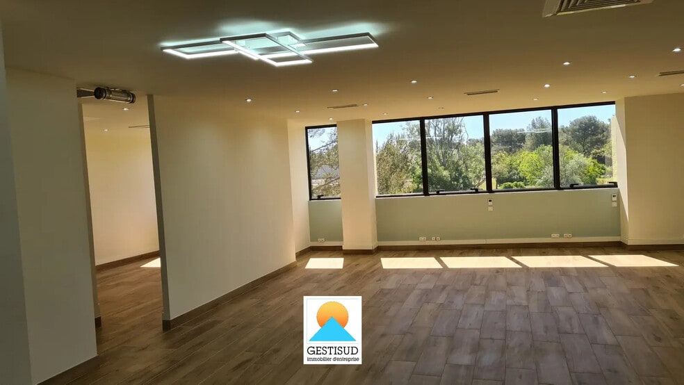 Office in Signes for lease - Interior Photo - Image 2 of 4