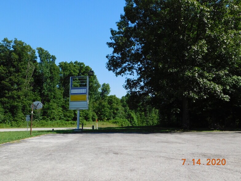 372 W Vincennes Trl, Pekin, IN à vendre - Photo du bâtiment - Image 3 de 5