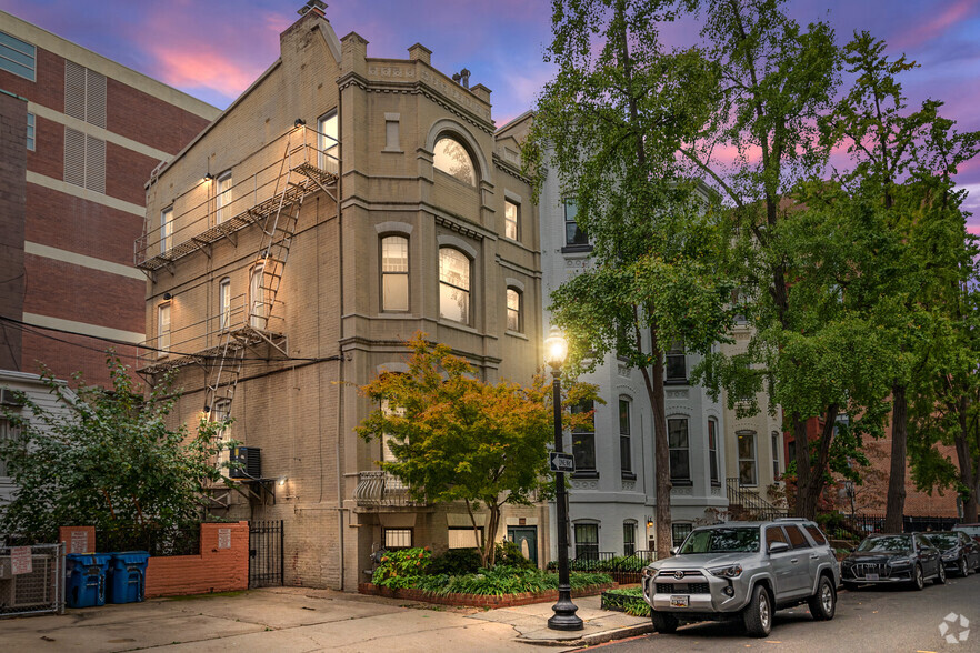 1906 Sunderland Pl NW, Washington, DC à vendre - Photo du bâtiment - Image 1 de 33