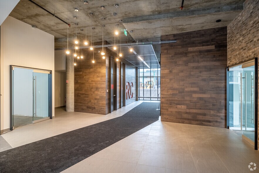 7260 Rue Saint-Urbain, Montréal, QC à louer - Hall d’entrée - Image 3 de 17