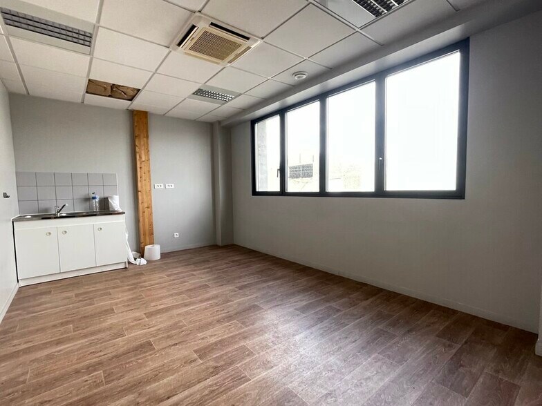 Office in Le Havre for lease - Building Photo - Image 3 of 4