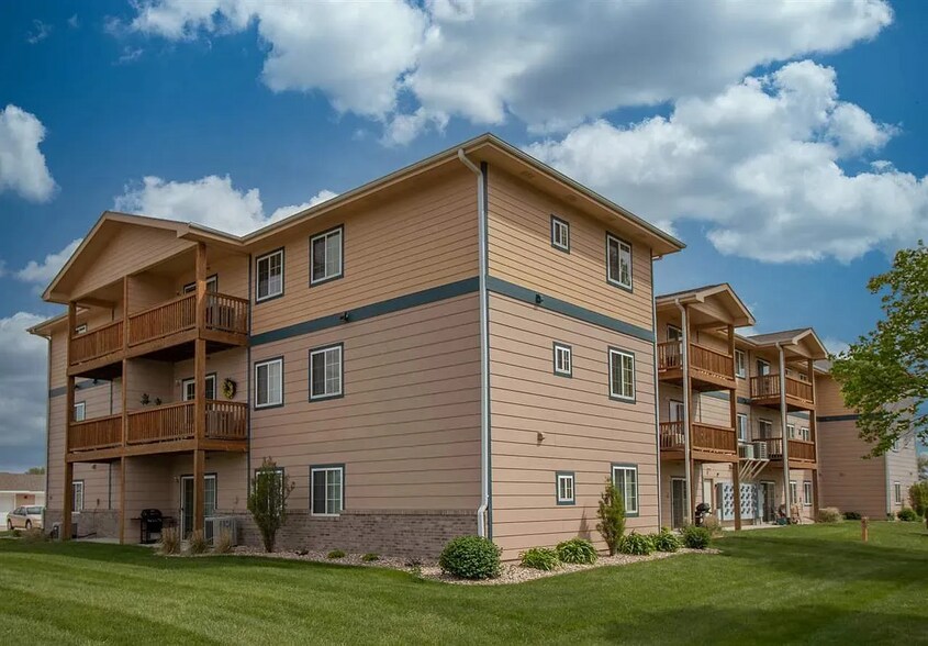 1313 W 30th St, Yankton, SD à vendre - Photo du bâtiment - Image 2 de 12