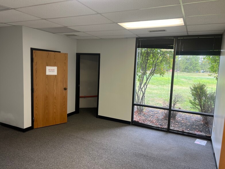 209 Green Meadows Dr S, Lewis Center, OH for lease - Building Photo - Image 2 of 8