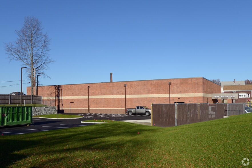 1512 S Main St, Fall River, MA à louer - Photo du bâtiment - Image 2 de 5