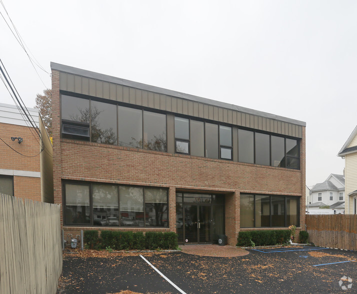 10 Maple St, Port Washington, NY for lease - Building Photo - Image 1 of 12